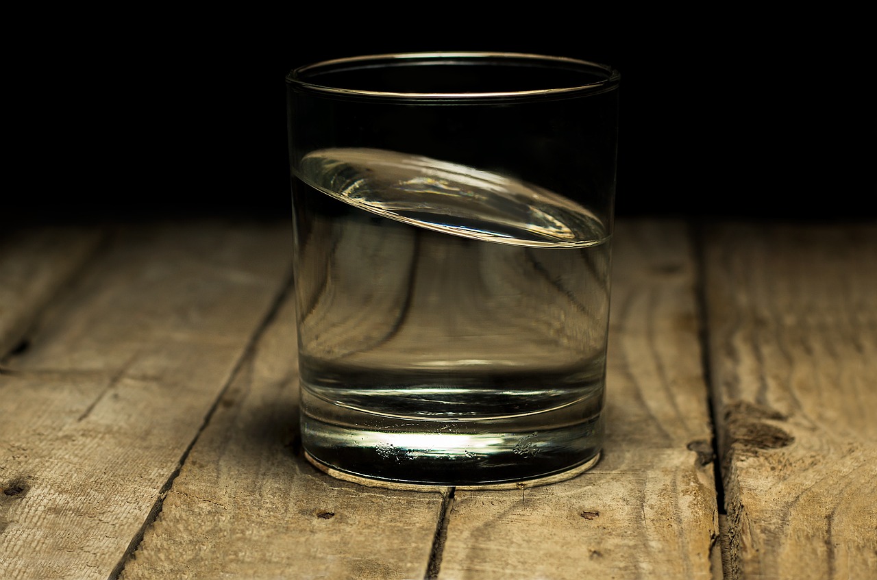 Glas Wasser Tisch Innovative Wege zur Wasseraufbereitung im eigenen Zuhause