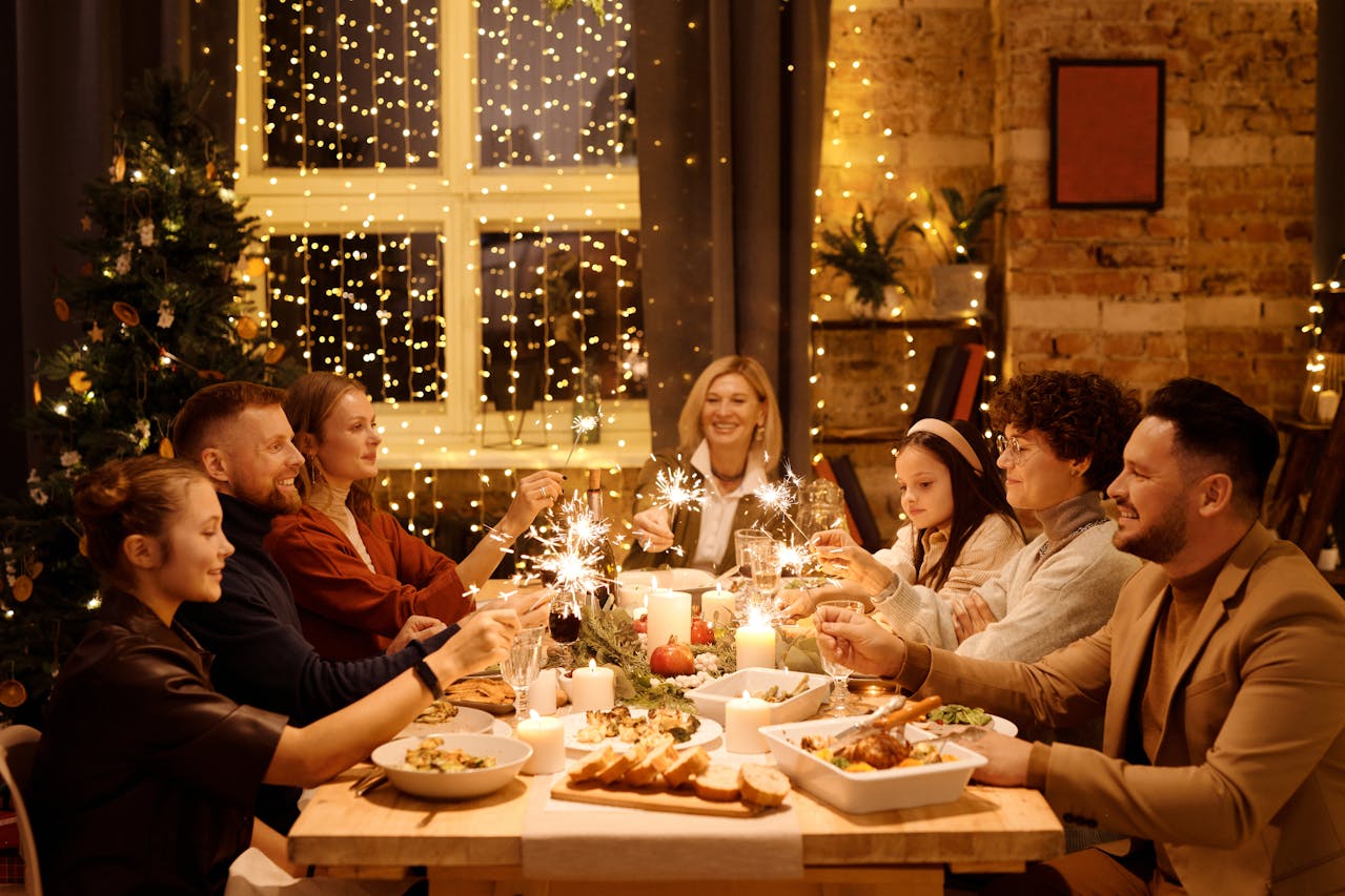 Familie beim Weihnachtsessen Was schmeckt besser Ente oder Gans