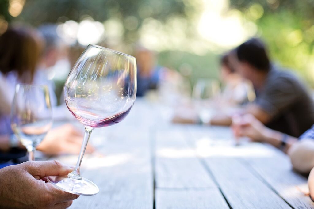 Gäste Tisch Weinglas Wie kommt Wein in der österreichischen Küche zum Einsatz