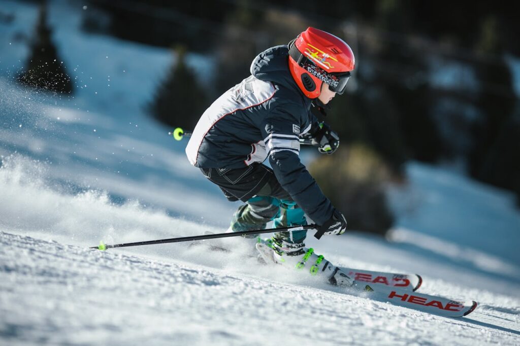 Kind beim Skifahren Skiurlaub mit der ganzen Familie 9 Tipps