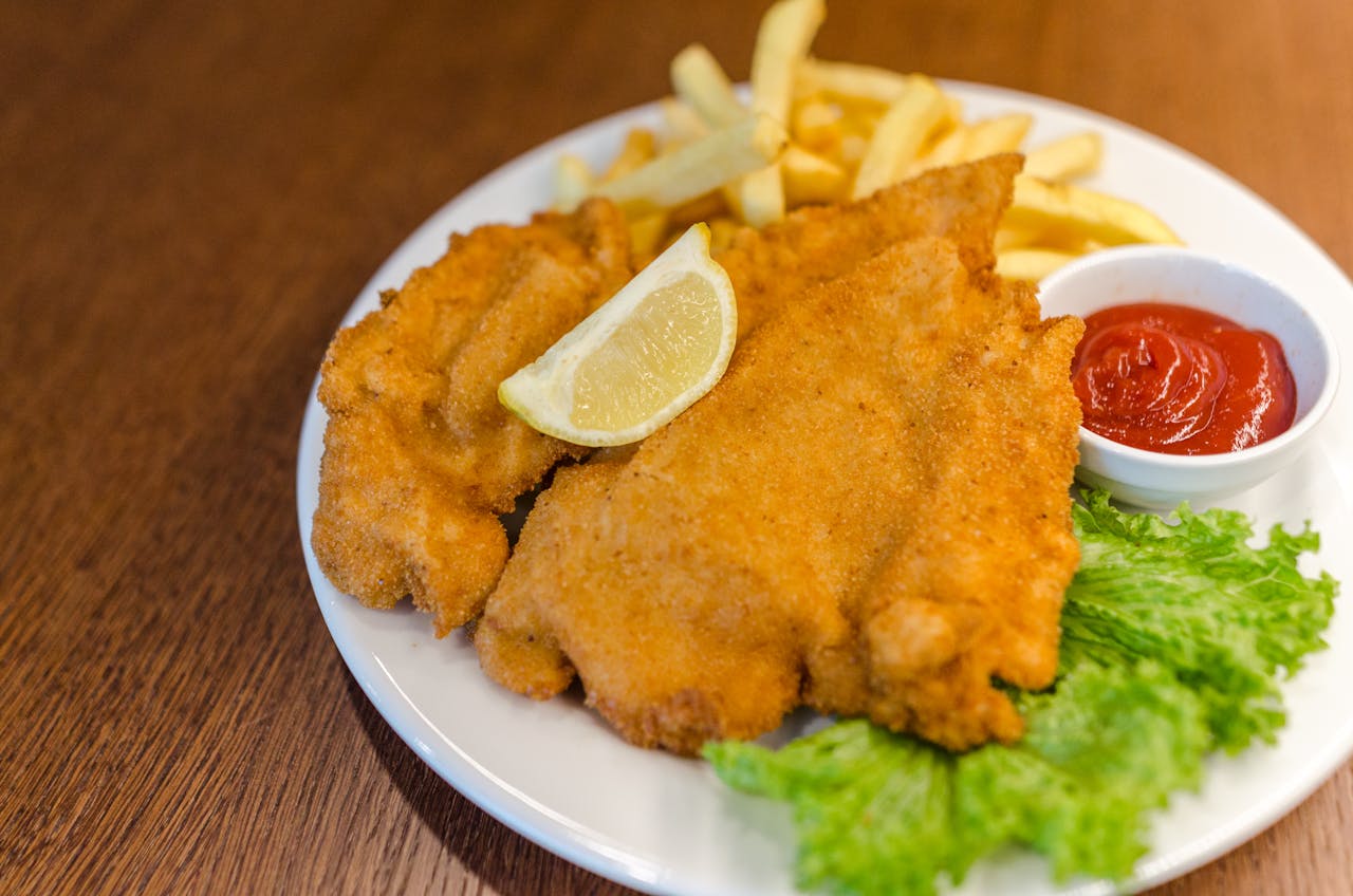 Schnitzel Pommes Ketchup Schnitzel braten Öl oder Butter – Was ist die beste Wahl