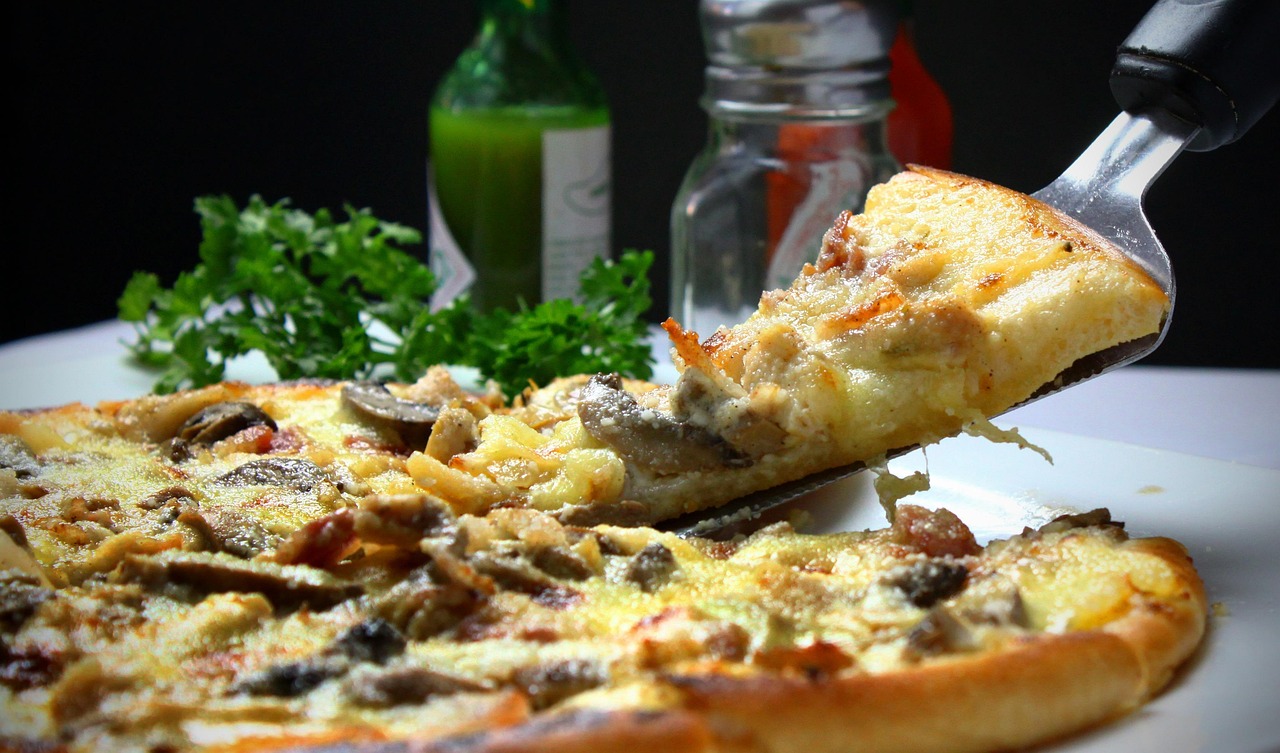 Pizza schmackhaft lecker Die beste Küchenmaschine für perfekten Pizzateig Ein Ratgeber für Hobbybäcker