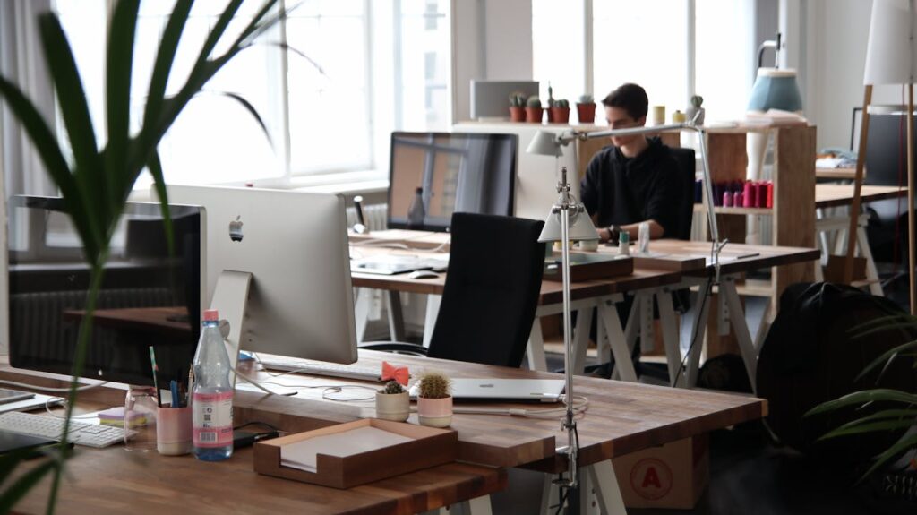 Büro modern Computer Wann lohnt sich eine Webagentur