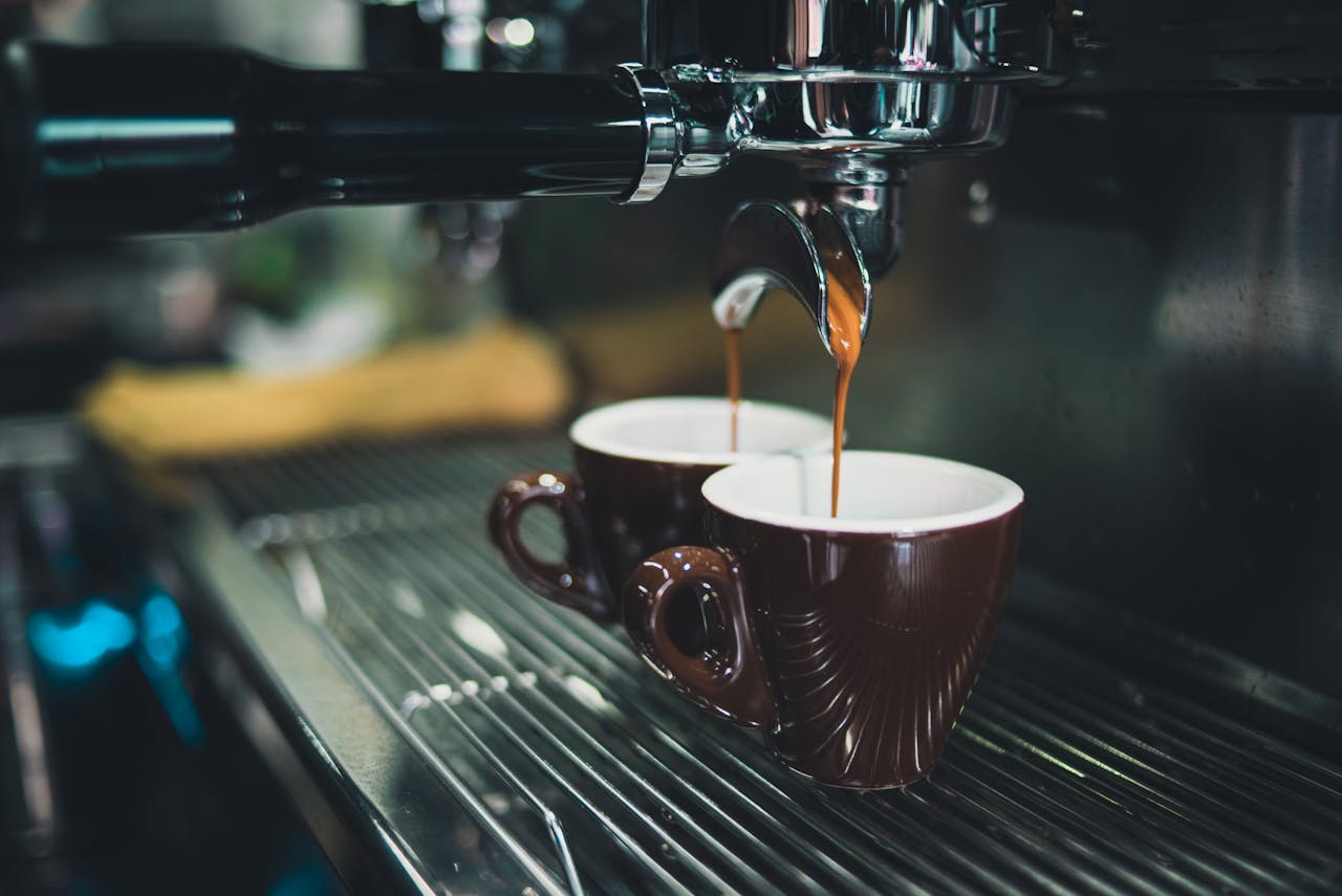 Kaffee wird eingegossen Kopi Luwak Kaffee – Woher kommt das