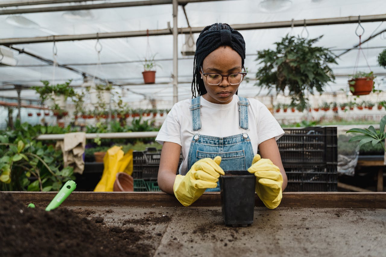 afroamerikanische Frau bei der Gartenarbeit kulturelle Vielfalt Einsatz von Klebebändern bei Reparaturarbeiten im Garten