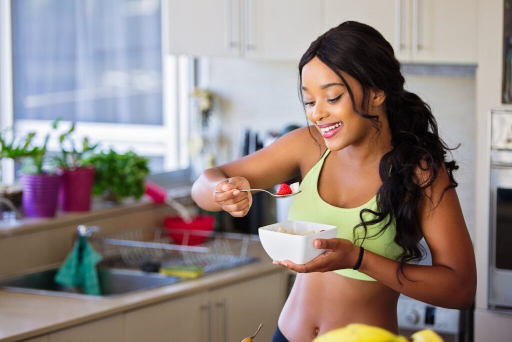 afroamerikanische Frau kulturell divers Fitness Ernährung Küche Was zeichnet eine gute Ernährungsberatung aus