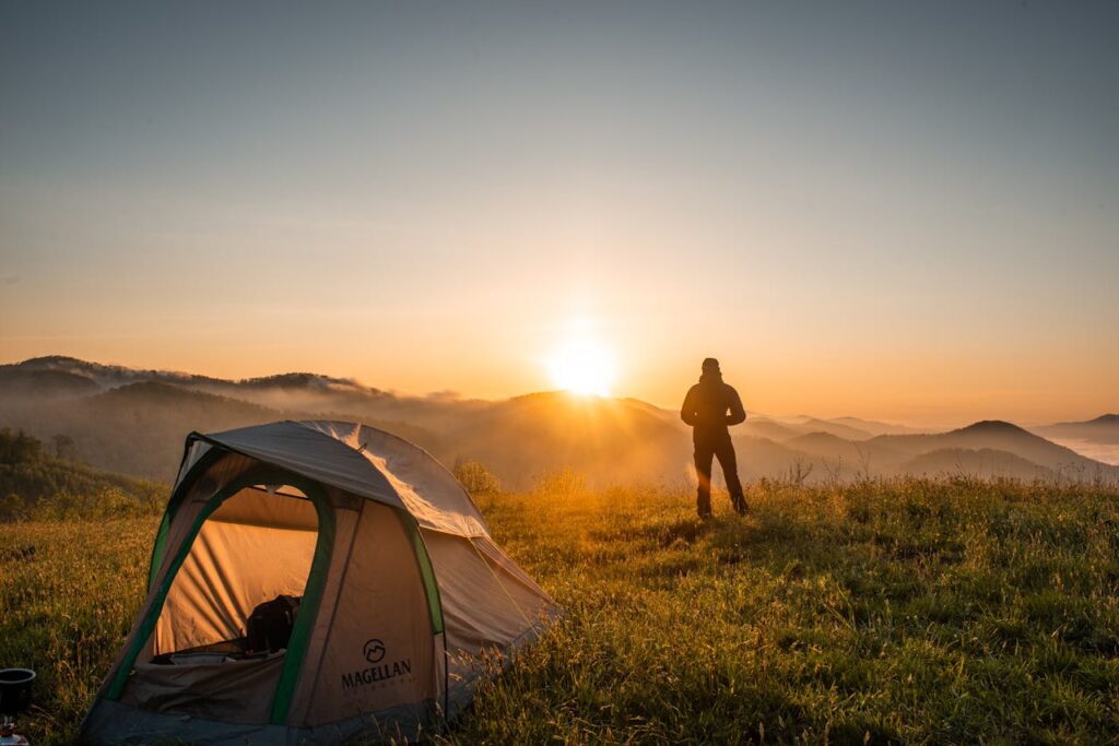 Camping Zelt Sonne Berge Campingversicherung für Dauercamper – lohnt sich das