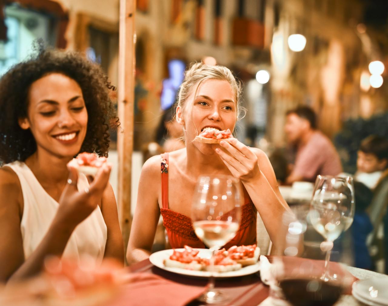 Frauen essen im Restaurant Kulinarische Reise-Ideen in NRW Genuss zwischen Rhein, Ruhr und Münsterland