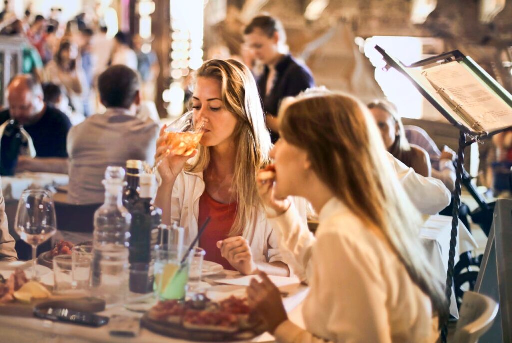 Frauen Restaurant Kultur Essen auf Kreuzfahrten – Eine kulinarische Reise