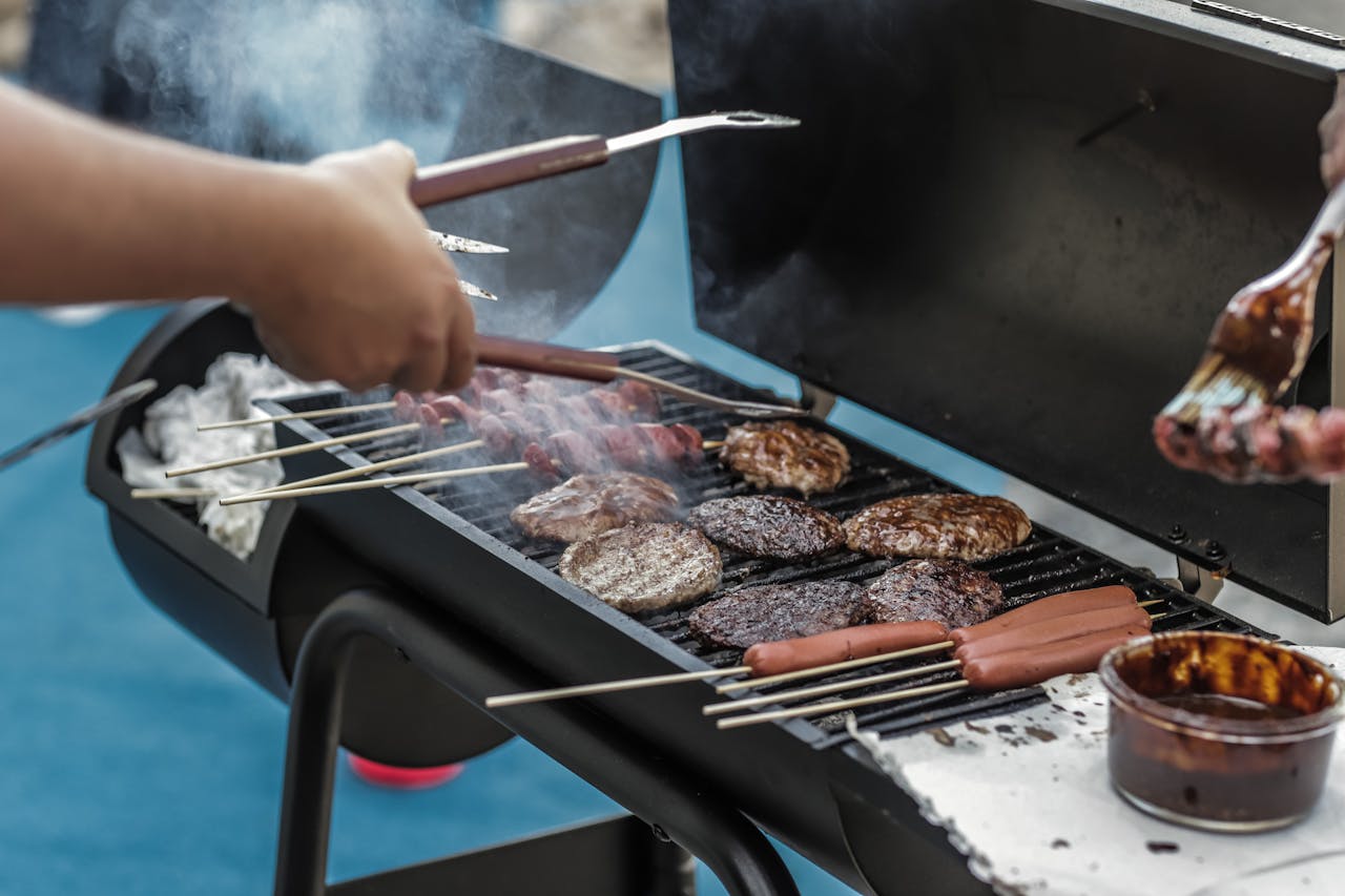 Mann am Grill Grillen – Zwischen Freizeitbeschäftigung und Kulturgut