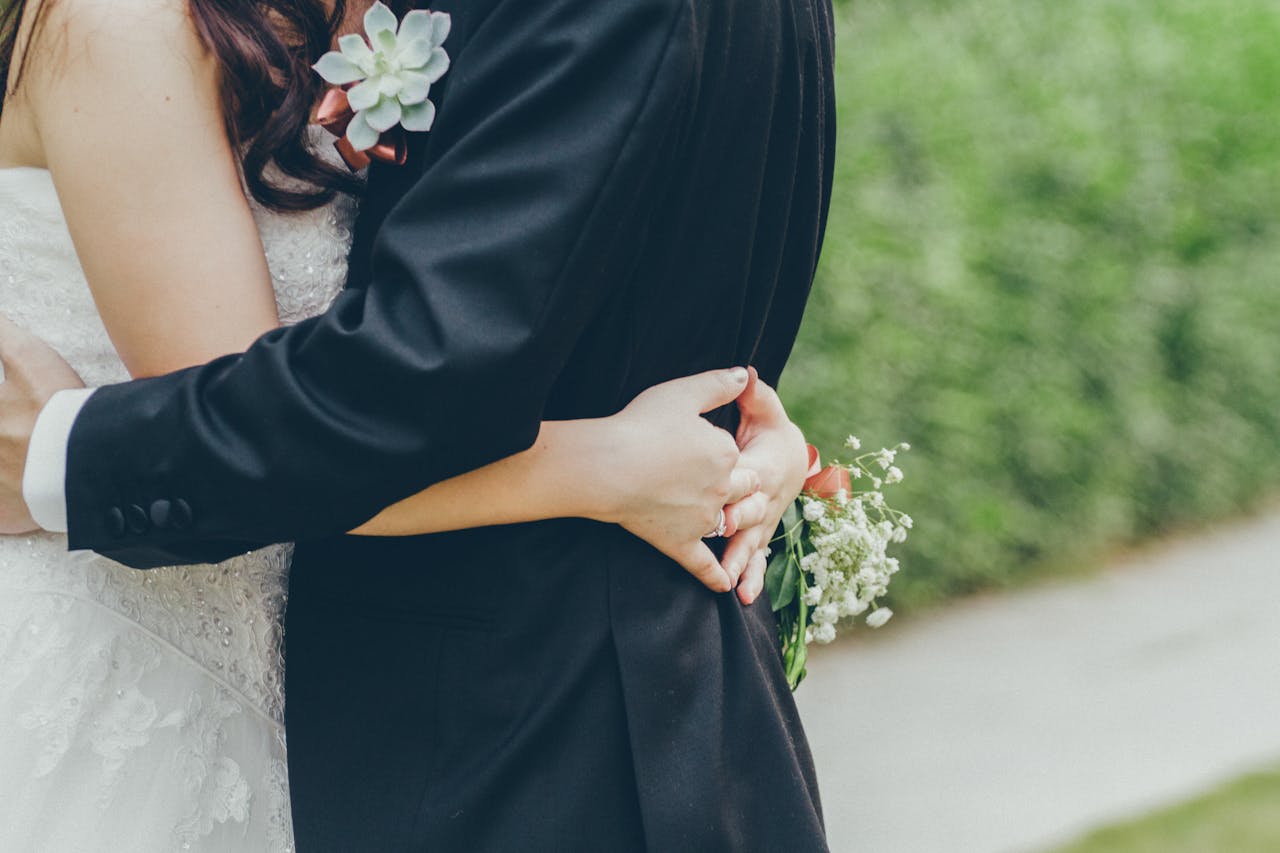Paar Natur Liebe Hochzeit auf dem Land Hochzeit auf dem Bauernhof feiern – Ideen und Tipps